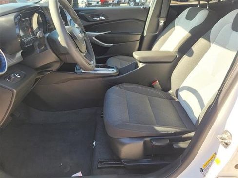 Certified 2025 Chevrolet Trax LS image 13