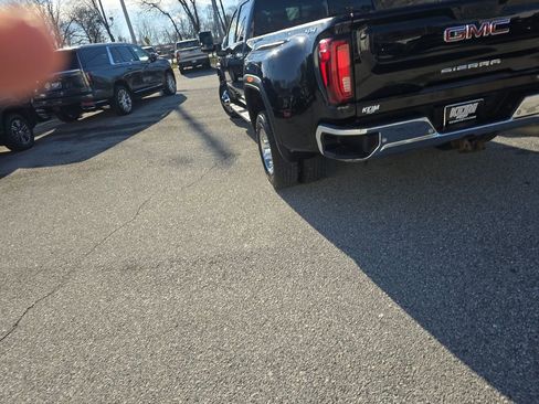Used 2023 GMC Sierra 3500 SLT w/ SLT Convenience Package image 9