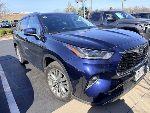 Used 2024 Toyota Highlander Platinum image 1