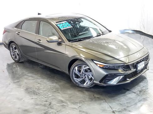 Used 2025 Hyundai Elantra SEL image 6