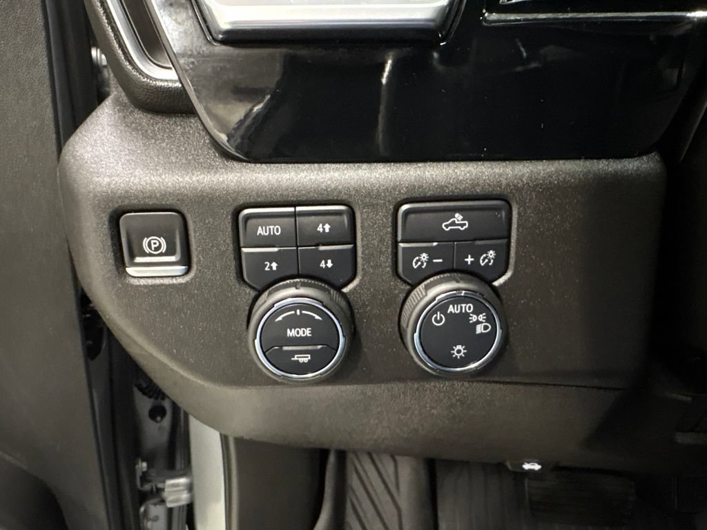 Used 2024 Chevrolet Silverado 1500 LT AWD/4WD image 29