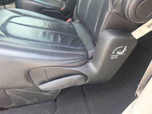 Used 2022 Chrysler Pacifica Touring-L FWD image 20