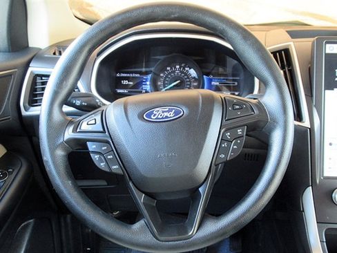 Used 2021 Ford Edge SE image 18