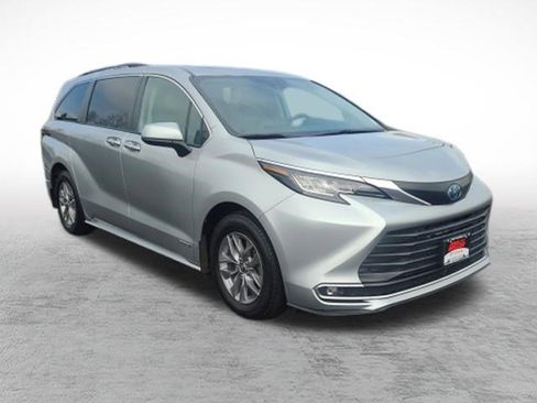 Used 2021 Toyota Sienna XLE AWD/4WD image 3