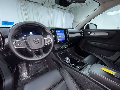 Used 2025 Volvo XC40 B5 Plus image 3