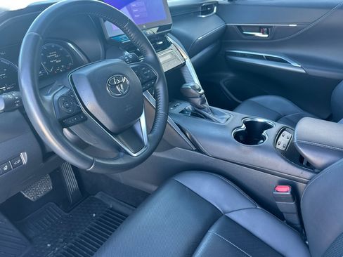 Used 2024 Toyota Venza Limited image 9