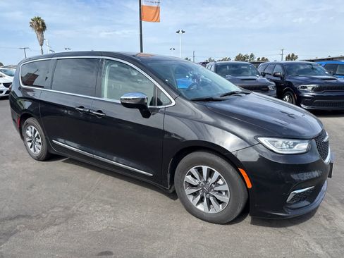Used 2023 Chrysler Pacifica Limited FWD image 9