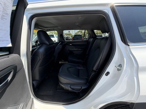 Certified 2025 Toyota Highlander XLE AWD/4WD image 17