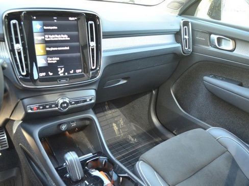 Used 2022 Volvo XC40 T5 R-Design w/ Climate Package image 24