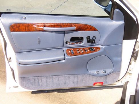 Used 2000 Lincoln Town Car Signature image 21