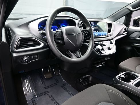 Used 2024 Chrysler Pacifica Touring FWD image 16