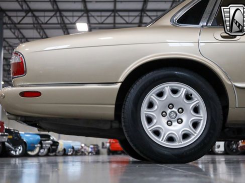 Used 2001 Jaguar XJ8 image 7