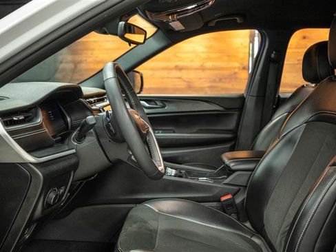 Used 2024 Jeep Grand Cherokee L Laredo image 9