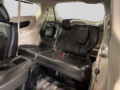 Used 2017 Chrysler Pacifica Touring-L FWD image 21