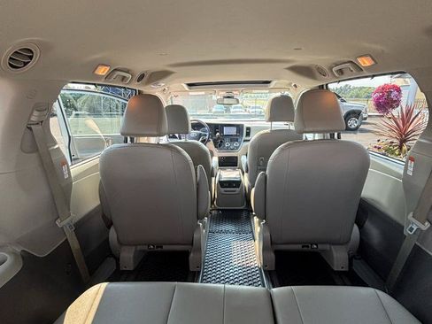 Used 2019 Toyota Sienna AWD image 30