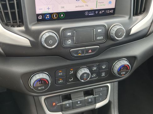 Used 2022 GMC Terrain SLT w/ Infotainment Package II FWD image 18