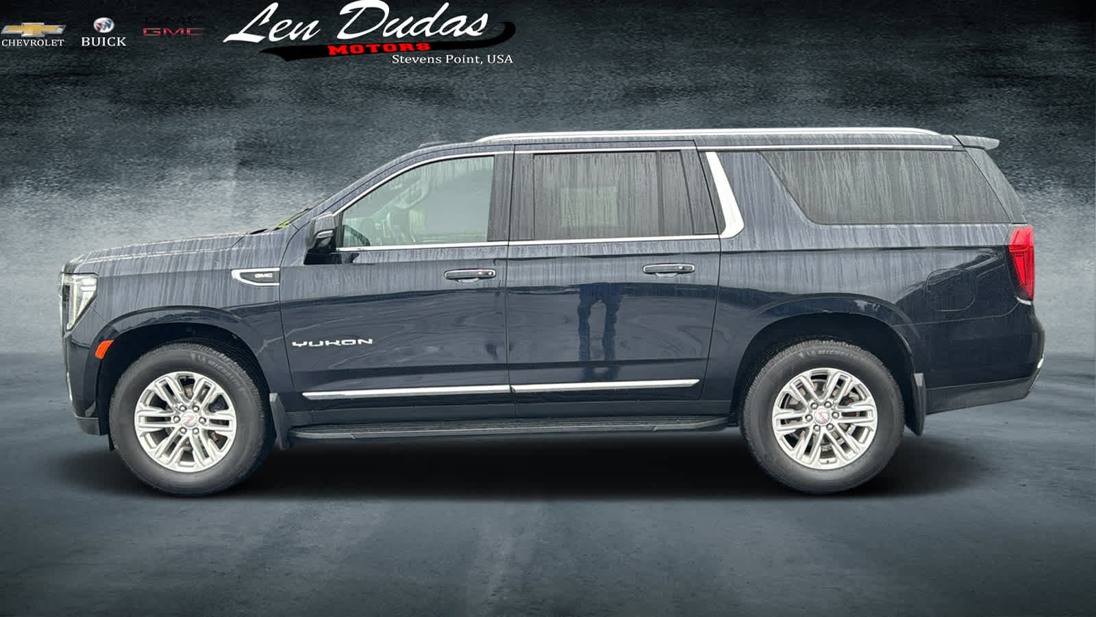Certified 2023 GMC Yukon XL SLT w/ SLT Premium Package AWD/4WD image 5