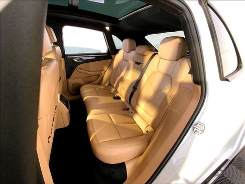 Certified 2018 Porsche Macan AWD/4WD image 24