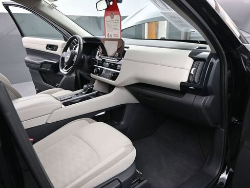 Used 2025 Nissan Pathfinder SV image 24