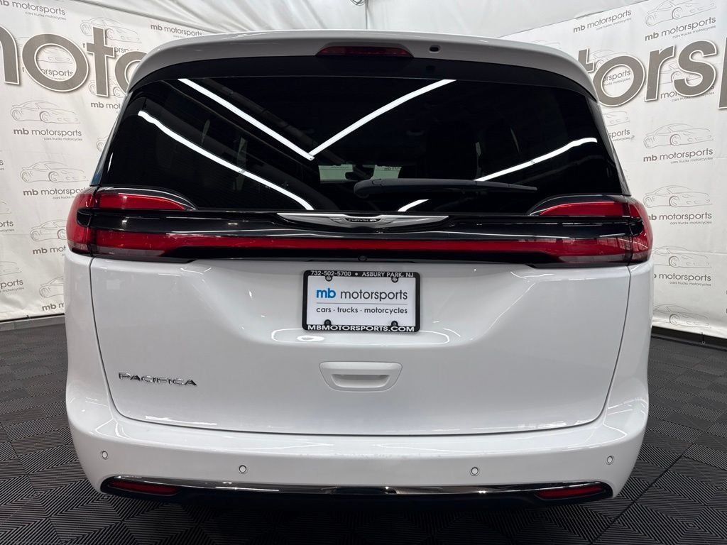 Used 2024 Chrysler Pacifica Touring-L FWD image 5