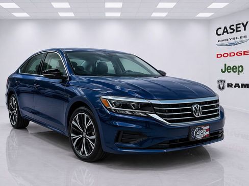 Used 2021 Volkswagen Passat 2.0T SE FWD image 1