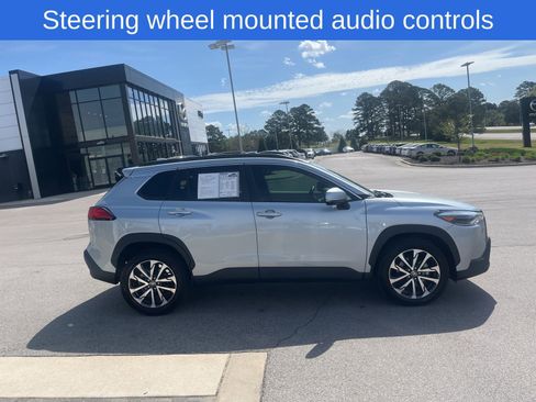 Used 2022 Toyota Corolla Cross XLE w/ Convenience Package image 4