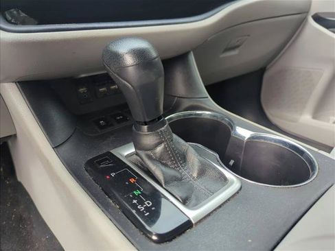 Used 2019 Toyota Highlander LE FWD image 15