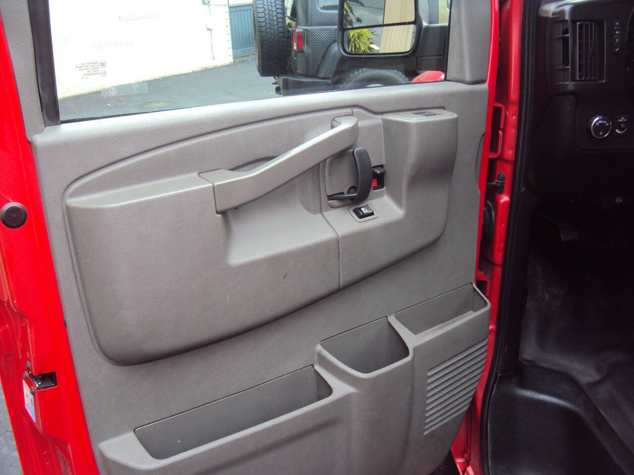 Used 2019 GMC Savana 2500 w/ Driver Convenience Package RWD image 9