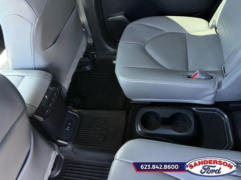 Used 2021 Toyota Highlander XLE AWD/4WD image 17