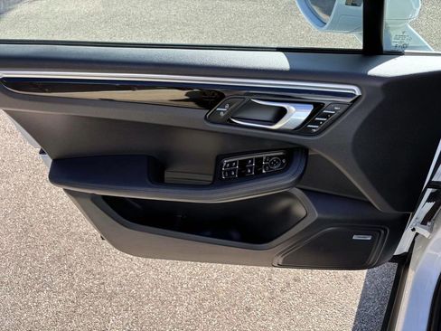 Certified 2025 Porsche Macan image 22