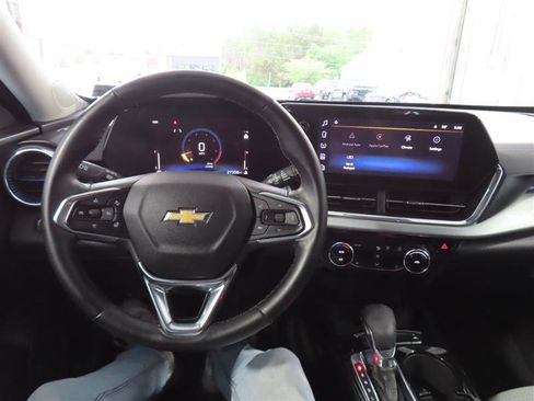 Used 2025 Chevrolet Trax LT w/ LT Convenience Package FWD image 21