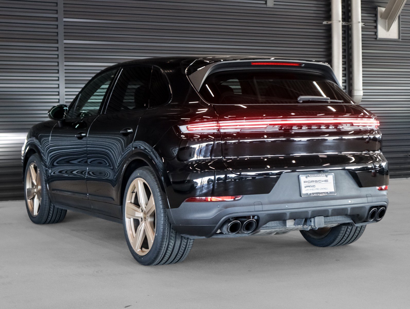 Certified 2024 Porsche Cayenne w/ Premium Package AWD/4WD image 3