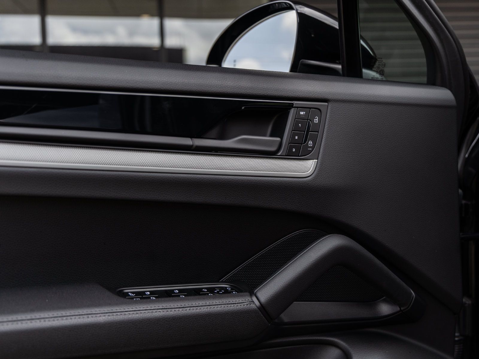 Certified 2025 Porsche Cayenne E-Hybrid Coupe AWD/4WD image 22