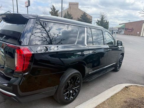 Used 2022 GMC Yukon XL SLT w/ SLT Premium Package image 6