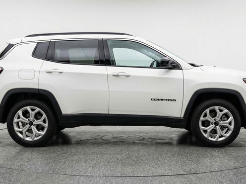 Used 2025 Jeep Compass Latitude AWD/4WD image 11