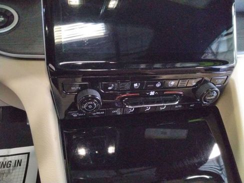 Used 2024 Jeep Grand Cherokee L Limited w/ Luxury Tech Group II image 32