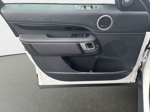 Used 2023 Land Rover Discovery S R-Dynamic image 16