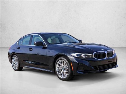 New 2026 BMW 330i xDrive Sedan w/ Convenience Package AWD/4WD image 3