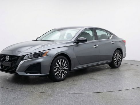 Used 2025 Nissan Altima 2.5 SV FWD image 3
