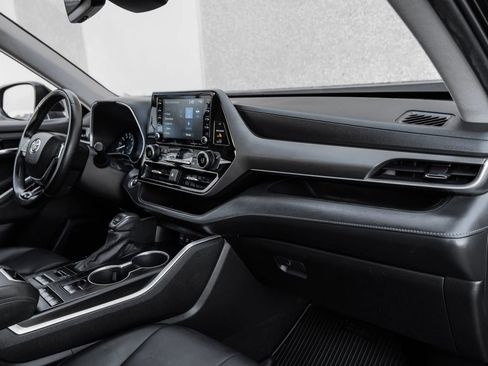 Used 2021 Toyota Highlander XLE image 22