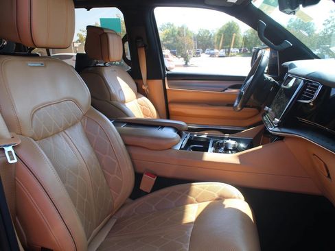 Used 2023 Jeep Grand Wagoneer Series III w/ Rear Seat Video Group 1 AWD/4WD image 4