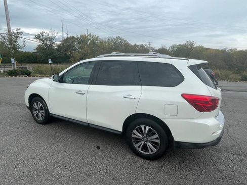 Used 2017 Nissan Pathfinder SV image 4