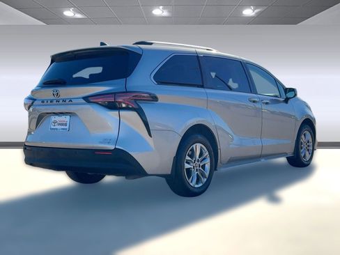 Used 2024 Toyota Sienna LE image 9