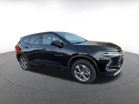 Used 2025 Chevrolet Blazer LT image 2