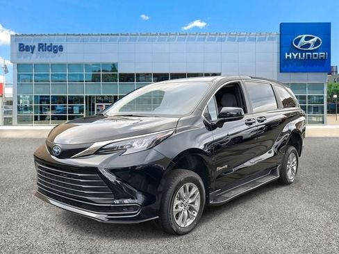 Used 2026 Toyota Sienna LE image 10