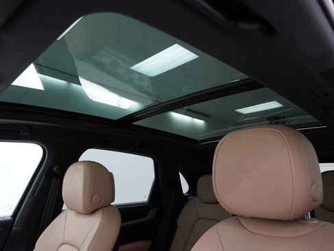 Certified 2025 Porsche Cayenne AWD/4WD image 28