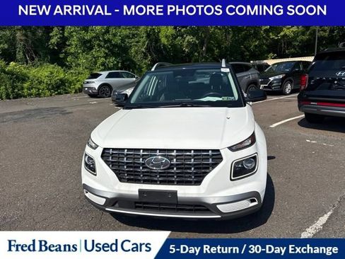 Used 2023 Hyundai Venue Limited w/ Cargo Package FWD image 2