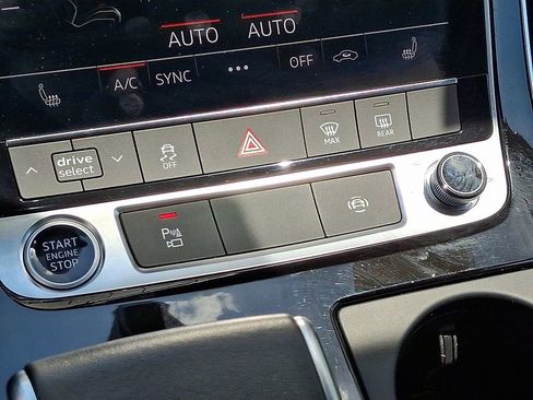 Used 2022 Audi Q8 Premium image 27