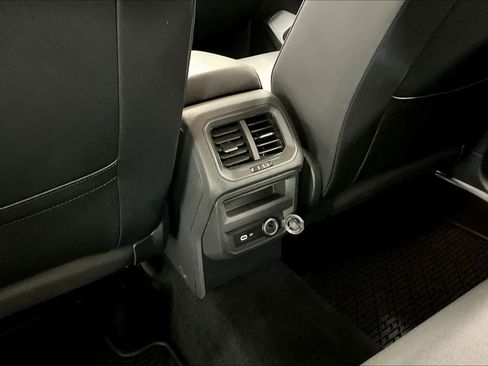 Used 2021 Volkswagen Tiguan SE image 36