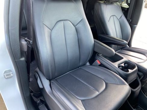 Certified 2025 Chrysler Pacifica Select image 33